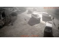 Kaçak göçmen taşıyan sürücü, aracı polisin üzerine sürdü o anlar kamerada