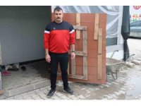 Deprem sonrası yaşanan isim karmaşasıyla kayıtlara ölü olarak geçen afetzede vatandaş, bankayı yaşadığına inandıramıyor