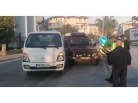 Antalya’da kamyonet ile otomobil çarpıştı: 1 yaralı