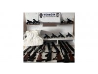Yüreğir polisi 17 ruhsatsız silah ele geçirirken 93 suçluyu da yakaladı
