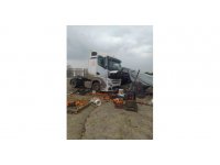 Tır portakal tezgahına daldı: 1 yaralı