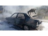 Yanan otomobil kullanılamaz hale geldi