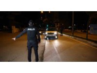 Çukurova polisi giriş-çıkışı kapattığı mahallede uygulama yaptı