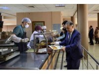 3 çeşit yemek 14 TL: Menüyü bu kez öğrenciler belirledi, rektör de eşlik etti