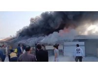 Depremzede vatandaşların yaşadığı 3 konteyner alevlere teslim oldu