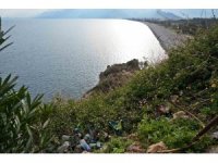 Dünyaca ünlü sahili kuşbakışı gören seyir alanındaki çöpler profesörü çileden çıkardı