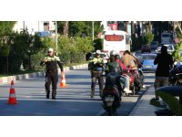 Oyuncak scooterıyla uygulamaya geldi, polisin önünde büyüklerine ders verdi