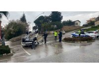 Hızını alamayan otomobil, kavşakta devrilerek ters döndü: 1 yaralı