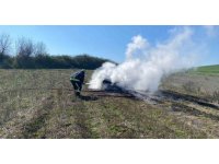 Boş araziye bırakılan araç yanarak küle döndü