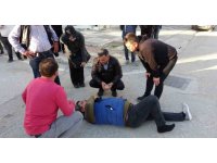 Seçim ofisi önündeki kazada yaralanan sürücüye ilk müdahale başkan adayı doktordan