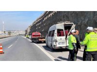 Devrilen minibüsteki 12 kişi yaralandı, kaza sonrası can pazarı kameraya yansıdı