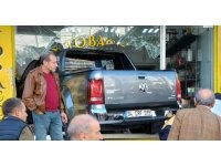Kamyonet iş yerine uçarak girdi: 1 yaralı