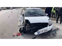 Burdur’da traktör otomobille çarpıştı: 2 yaralı
