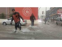 Antalya’da sağanak yağış hayatı olumsuz etkiledi