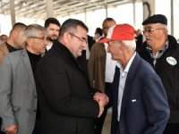 DAĞBELİ HALKI BEKİR KIVRIM'I KUCAKLADI