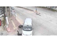 Sağından geçmek istediği otomobilin altında kalmaktan son anda kurtuldu