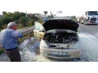 Seyir halinde alev alan otomobilin yardımına vatandaşlar koştu