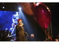 Sirtaki oynayıp dans ettiler