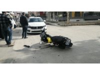 Motosiklet ile otomobil çarpıştı, ehliyetsiz çocuk sürücü yaralandı