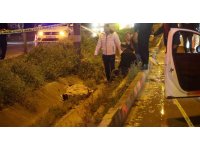 Yolun karşısına geçmek isteyen 2 kişiye otomobil çarptı: 1 ölü