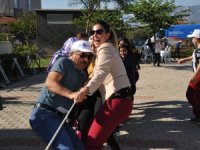 Yaşlı ve çocuklar  partide buluştu