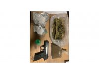 Konteynerde ruhsatsız tabanca ve uyuşturucu ele geçirildi