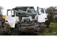 Hafriyat kamyonları kafa kafaya çarpıştı: 3 yaralı