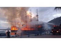 İki tur teknesi alev alev yandı, ekipler seferber oldu