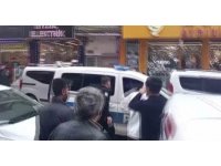 DEM Parti önünde zafer işareti gerginliği
