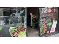 Emanet lüks araçla çiğ köfteciye daldı, ‘uykuluydum’ dedi