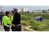 Ağaca çarpan otomobil kanala düşmekten son anda kurtuldu: 2 yaralı