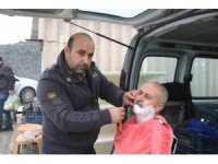 Depremde dükkanını kaybeden afetzede berberden seyyar çözüm