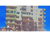 6 katlı bina iş makinesinin darbesiyle yerle bir oldu, o anlar kamerada