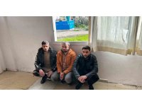 Bagaja saklanan göçmenlerin yakalandığı anlar kamerada
