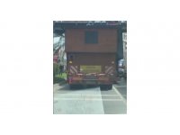 Üzerinde taşınabilir ev olan tır, üst geçit altında sıkıştı