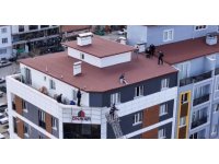 Eşi çocuklarını göstermiyor diye çatıya çıkan genç, aynı akşam eşini darp etti