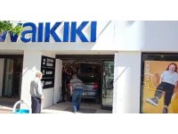 Fren yerine gaza basınca zincir giyim mağazasına daldı