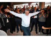 Belediye Başkanı zaferini kızı ile karşılıklı zeybek oynayarak kutladı