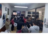 Isparta’da köylüler muhtar değişimini davul zurnayla oynayarak kutladı