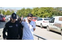 Tartıştıkları sürücüyü eşinin yanında dövüp aracını parçalayan şehir eşkıyaları tutuklandı