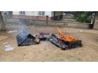 Park içerisindeki koltukları ateşe verdiler, alev alev yandı