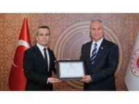 Alanya Belediye Başkanı Osman Özçelik, mazbatasını aldı