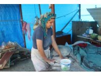 Depremzede kadının tandır başında zorlu mesaisi