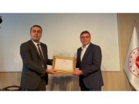 Sandıktan zaferle çıkan İskenderun Belediye Başkanı Dönmez mazbatasını aldı