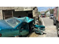 Barakaya çarpan otomobil hurdaya döndü, sürücüsü ağır yaralandı