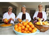 Dalda kalan narenciyenin kabuğu depremzede kadınların elinde reçel oldu