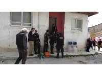 Şizofreni hastası adam evde ne varsa sokağa atıp, havalı tabancayla ateş açtı