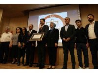 Kozan Belediye Başkanı mazbatasını alıp, mezarlıkta gözyaşlarına boğuldu