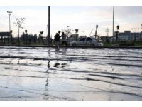 Fındık büyüklüğünde dolu yağdı, vatandaş aracının üzerini kilimle kapattı