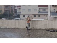 Dolu yağışında küçük çocuk plastik kasa altında eğlendi, sürücüler ağaç altına sığındı